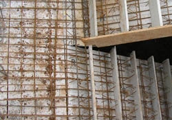 Escada com placas treliçadas