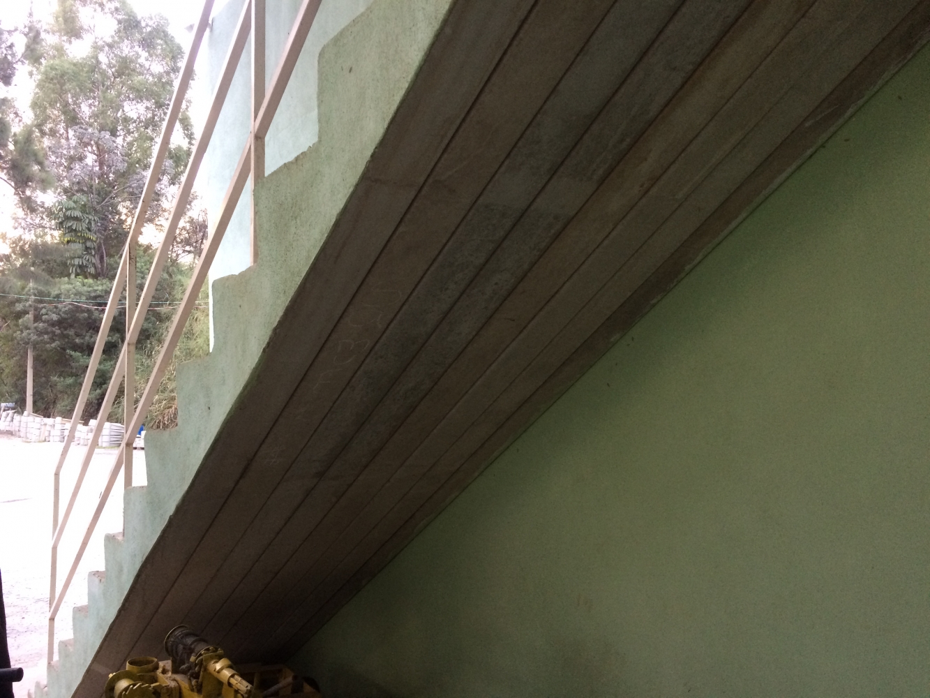 Escada com placas treliçadas