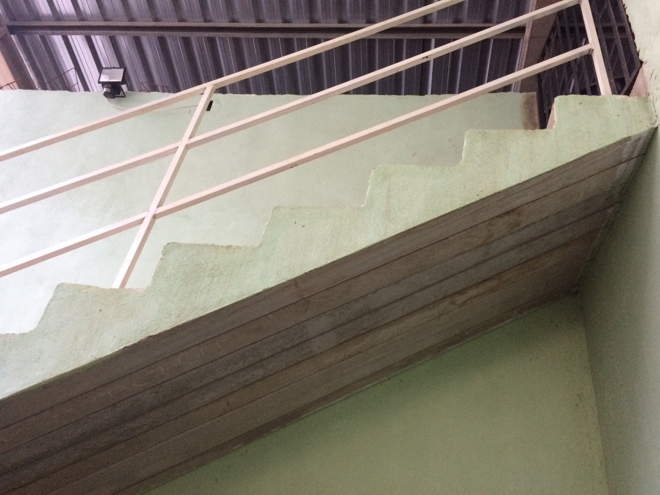 Escada com placas treliçadas